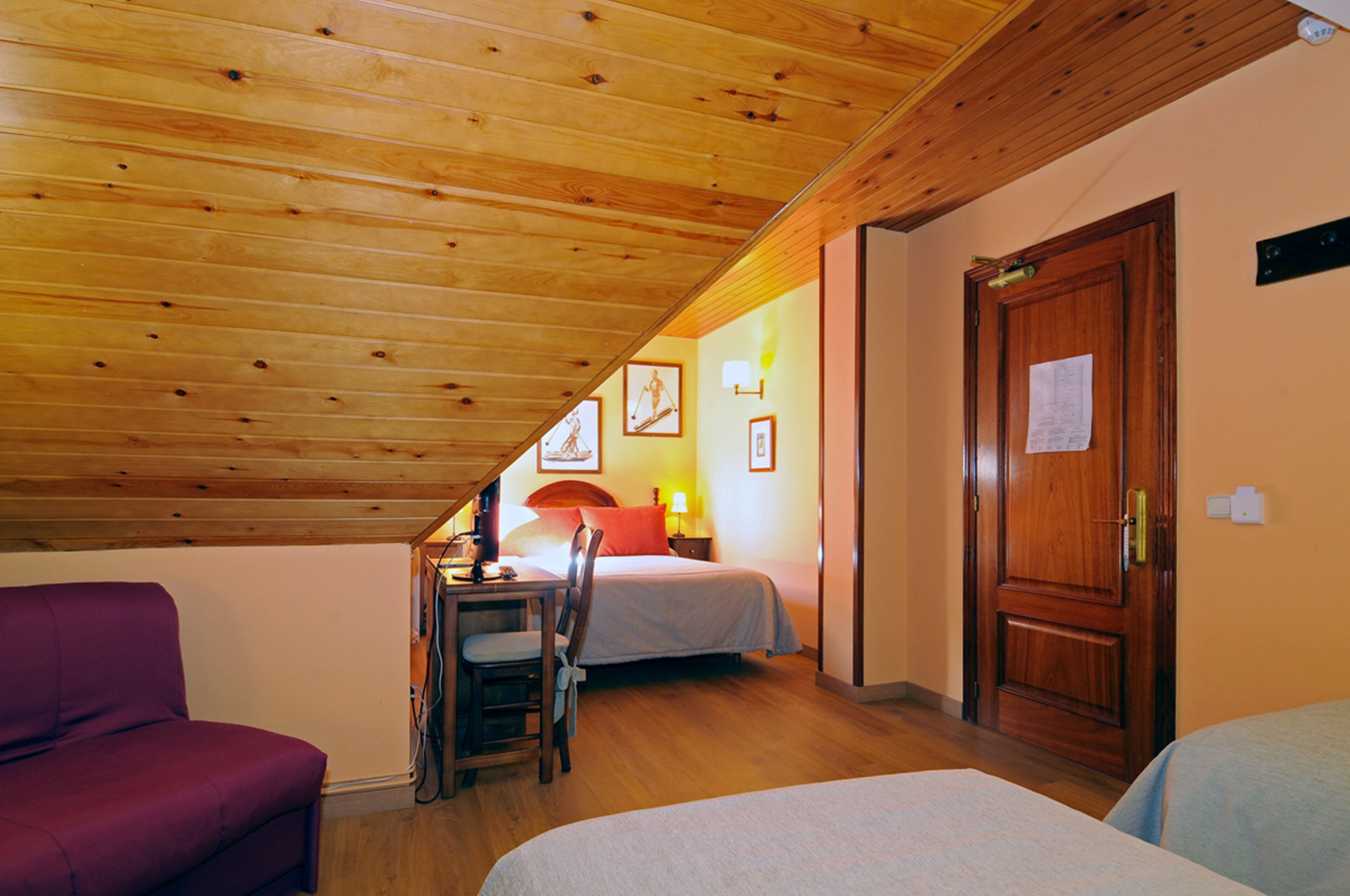 quadruple room, accessible | desk, free wifi, bed sheets