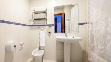 Een bad, gratis toiletartikelen, een bidet, handdoeken