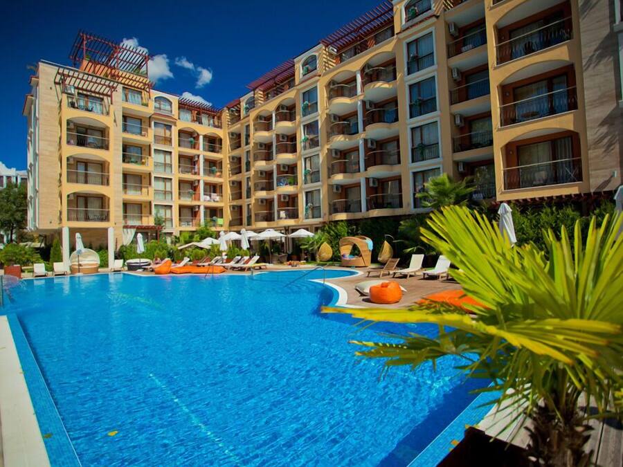 Seasonal outdoor pool, pool umbrellas, sun loungers