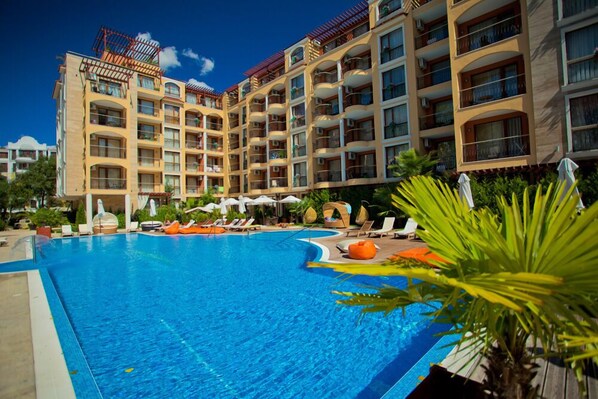 Seasonal outdoor pool, pool umbrellas, pool loungers - Harmony Suites 2 & 3 (Sunny Beach)