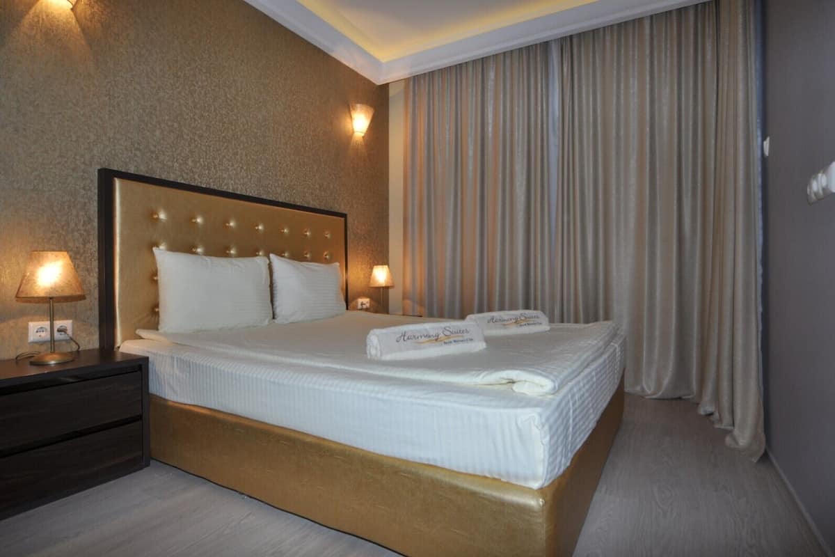 Deluxe Apartment, 2 Bedrooms | 1 bedroom, in-room safe, blackout drapes, soundproofing
