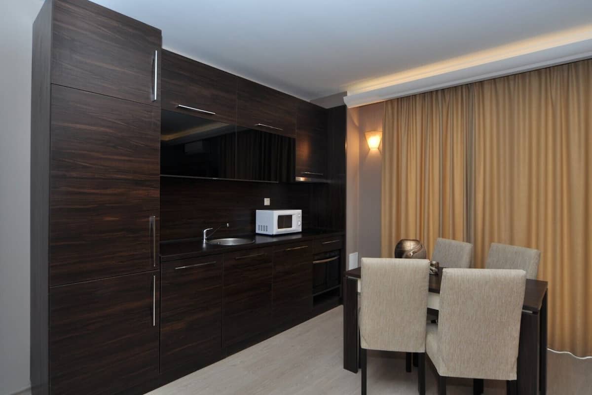 deluxe apartment, 2 bedrooms | 1 bedroom, in-room safe, blackout curtains, soundproofing
