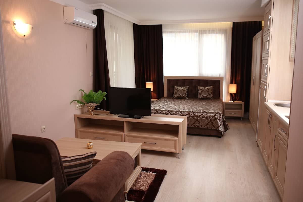 Deluxe Studio | 1 bedroom, in-room safe, blackout drapes, soundproofing