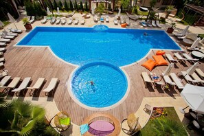Seasonal outdoor pool, pool umbrellas, pool loungers - Harmony Suites 2 & 3 (Sunny Beach)
