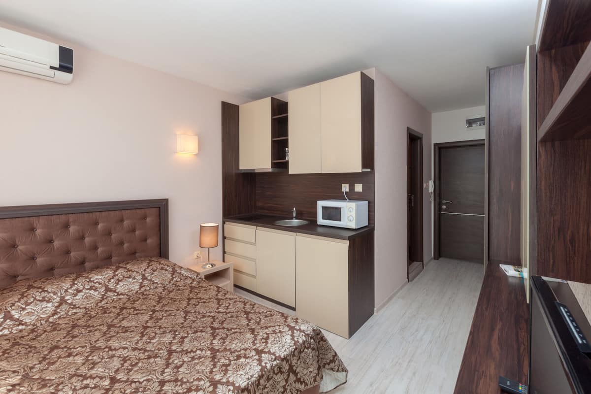 Standard Studio | 1 bedroom, in-room safe, blackout drapes, soundproofing