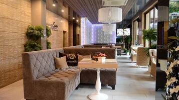 Serveert ontbijt, lunch, diner, Italiaanse gerechten