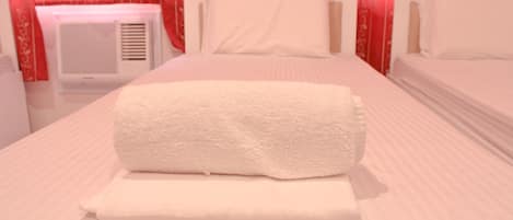 Triple Room | Desk, soundproofing, free WiFi, bed sheets