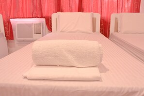 Escritorio, sistema de insonorización, wifi gratis y ropa de cama