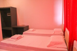 Quadruple Room | Desk, soundproofing, free WiFi, bed sheets