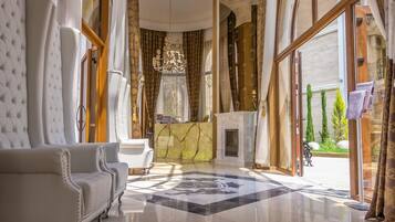 Coin salon dans le hall