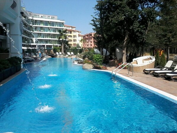 Außenpool (je nach Saison geöffnet), Sonnenschirme, Liegestühle