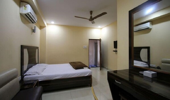 Double Room Single Use, 1 Double Bed | In-room safe, desk, free wired internet - Swagatham lodging (Navi Mumbai)