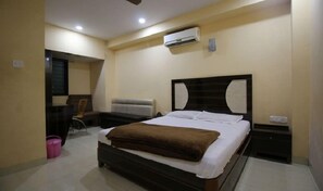 Double Room Single Use, 1 Double Bed | In-room safe, desk, free wired internet - Swagatham lodging (Navi Mumbai)