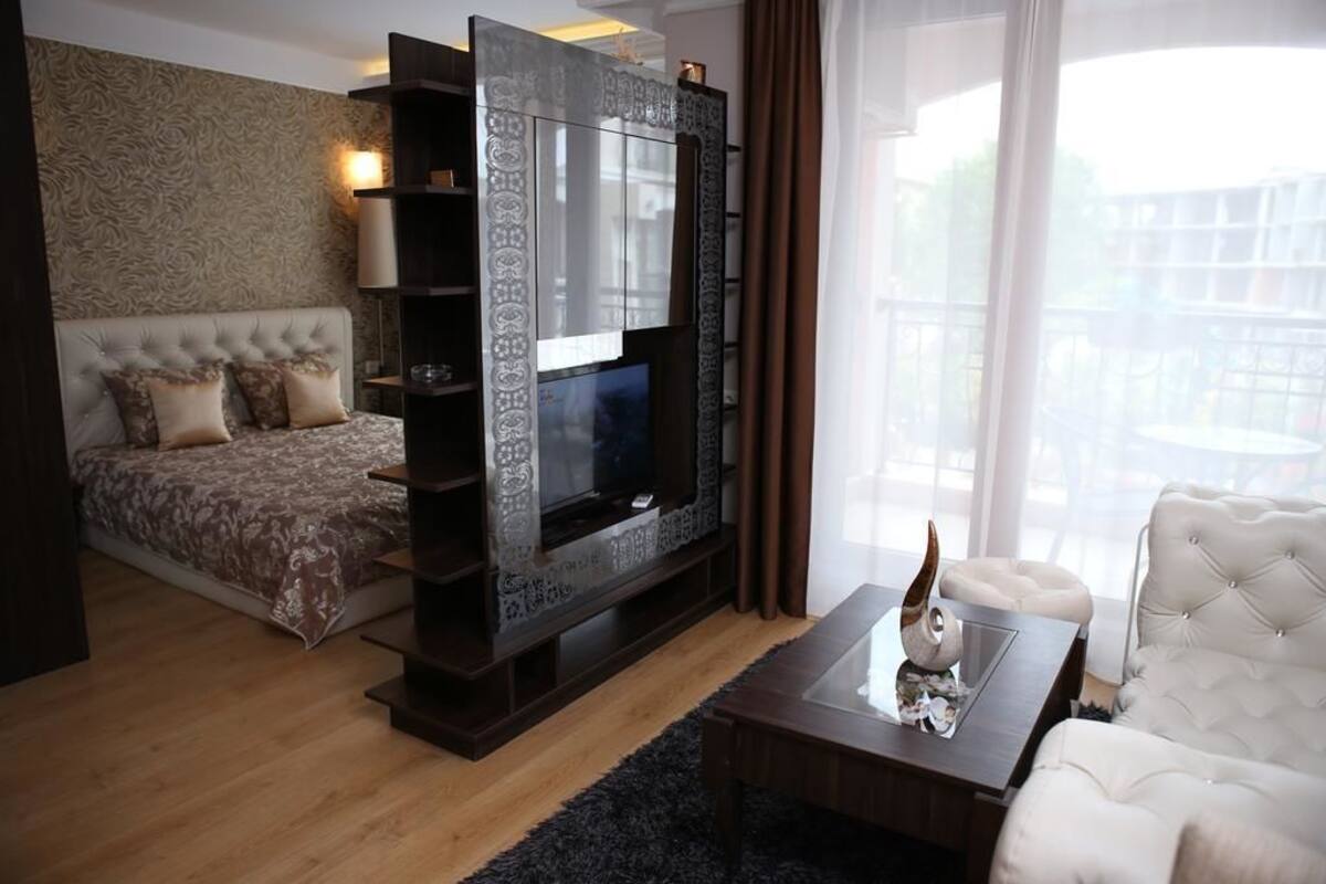 Deluxe Studio | In-room safe, blackout drapes, iron/ironing board, WiFi (free)