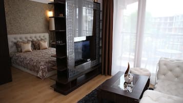 Deluxe Studio | In-room safe, blackout curtains, iron/ironing board, free WiFi