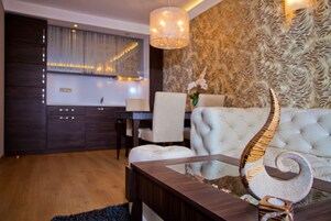 Refrigerador, microondas, placa de cocina, tetera/pava eléctrica