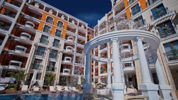 Sesongbasert utendørsbasseng, bassengparasoller og solsenger