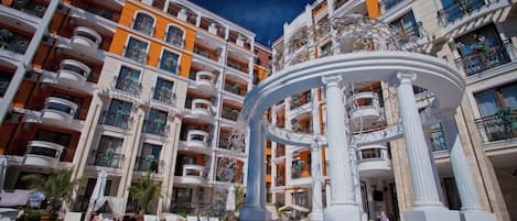 Kauden mukainen ulkouima-allas, aurinkovarjoja, aurinkotuoleja