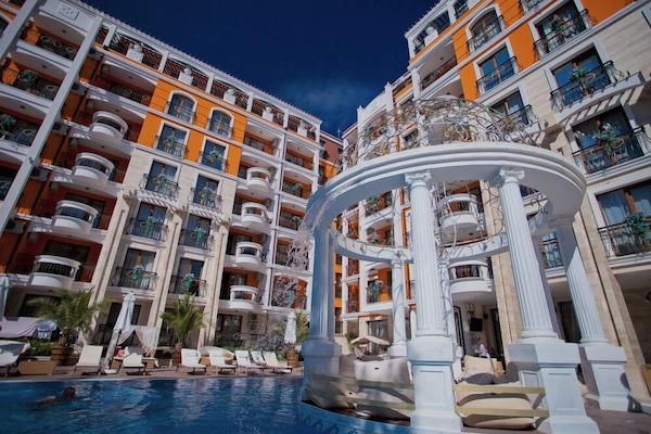 Een seizoensgebonden buitenzwembad, parasols voor strand/zwembad