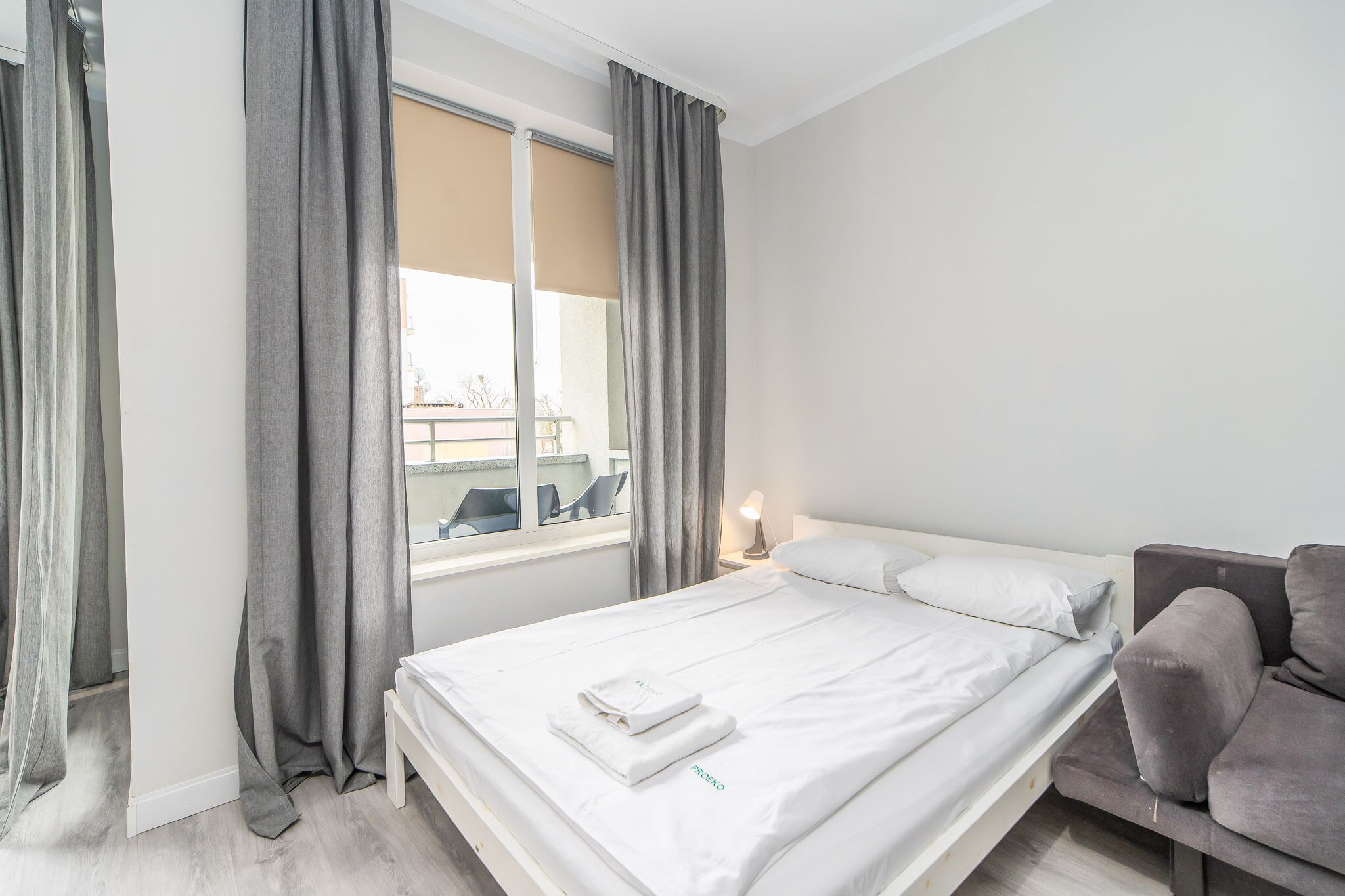 Chambre Quadruple, 2 lits doubles, balcon | Coin séjour