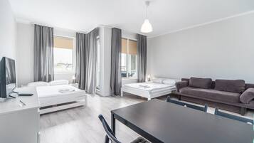 Vierbettzimmer, 2 Doppelbetten, Balkon | Wohnbereich | Flachbildfernseher