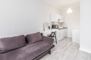 Quarto quádruplo, 2 camas de casal, sacada | Área de estar | TV de tela plana