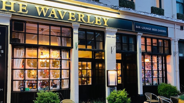 La façade de l’hôtel Waverley, avec une enseigne indiquant la présence d’un bar et d’un jardin à bière.