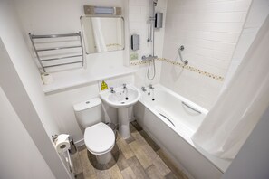 Habitació doble | Bany | Articles de tocador gratuïts, assecador de cabells i tovalloles 