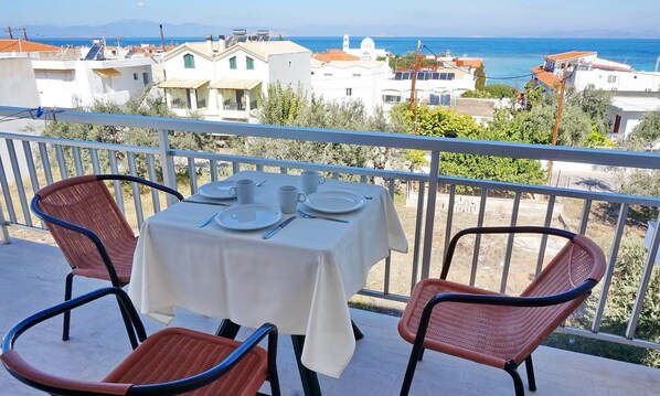 Studio (For 3) | Balcony