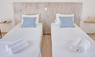 Studio (For 3) | Iron/ironing board, free WiFi
