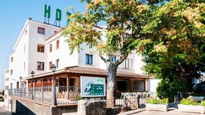 Un hotel con una segnaletica che indica una classificazione a 3 stelle.