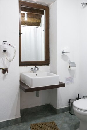 Villa, 1 chambre | Salle de bain | Douche, séchoir à cheveux, serviettes fournies