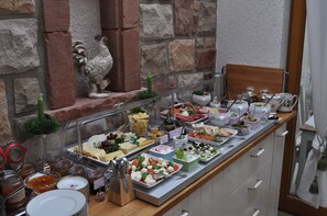 Free daily buffet breakfast - Hofgarten Rosa (Ilbesheim)
