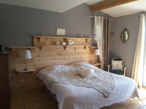 Double Room | 1 bedroom, desk, iron/ironing board, free WiFi - Mas Clair de Lune (St.-Rémy-de-Provence)