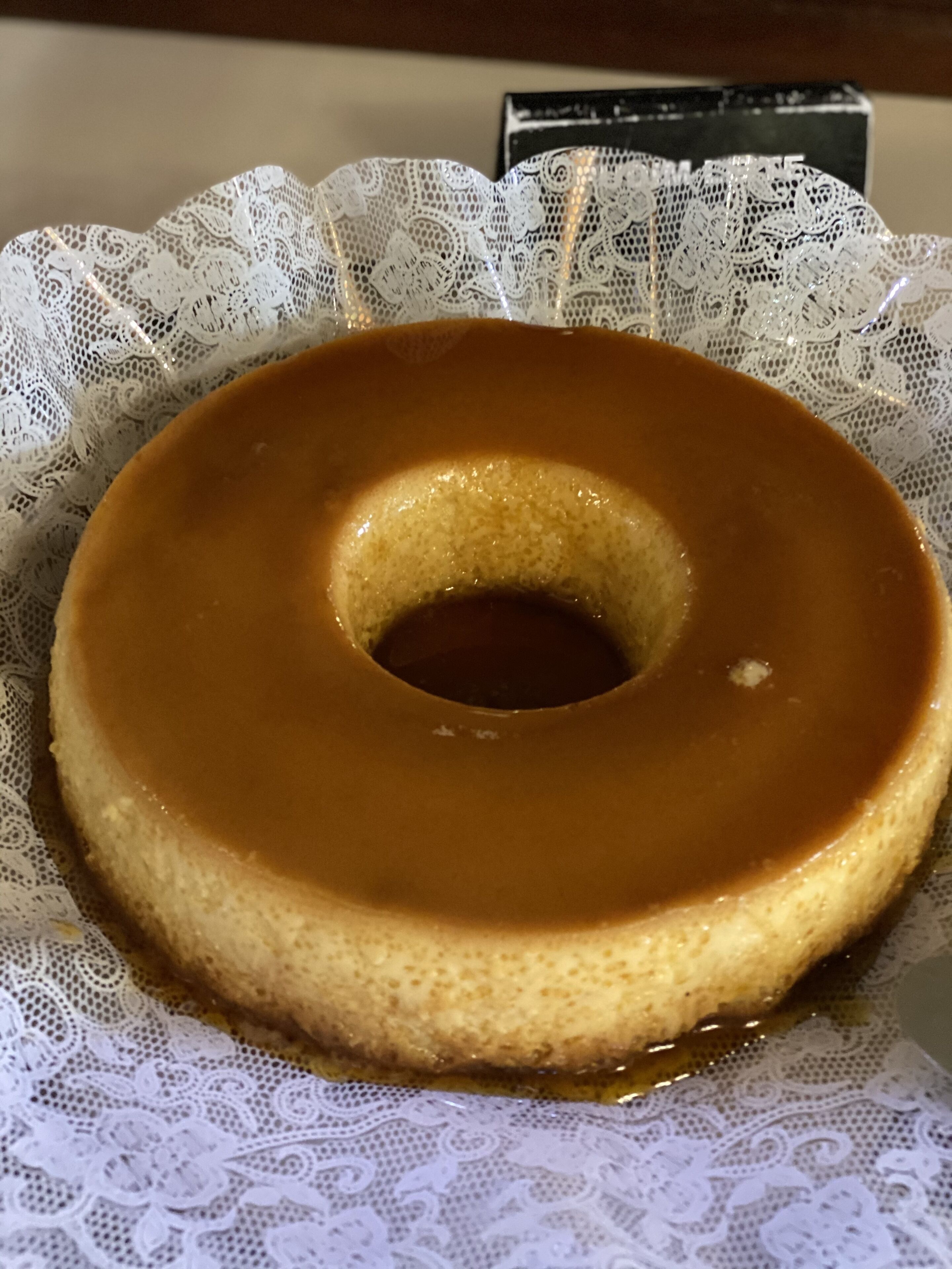 Un flan de caramelo sobre un encaje de encaje.