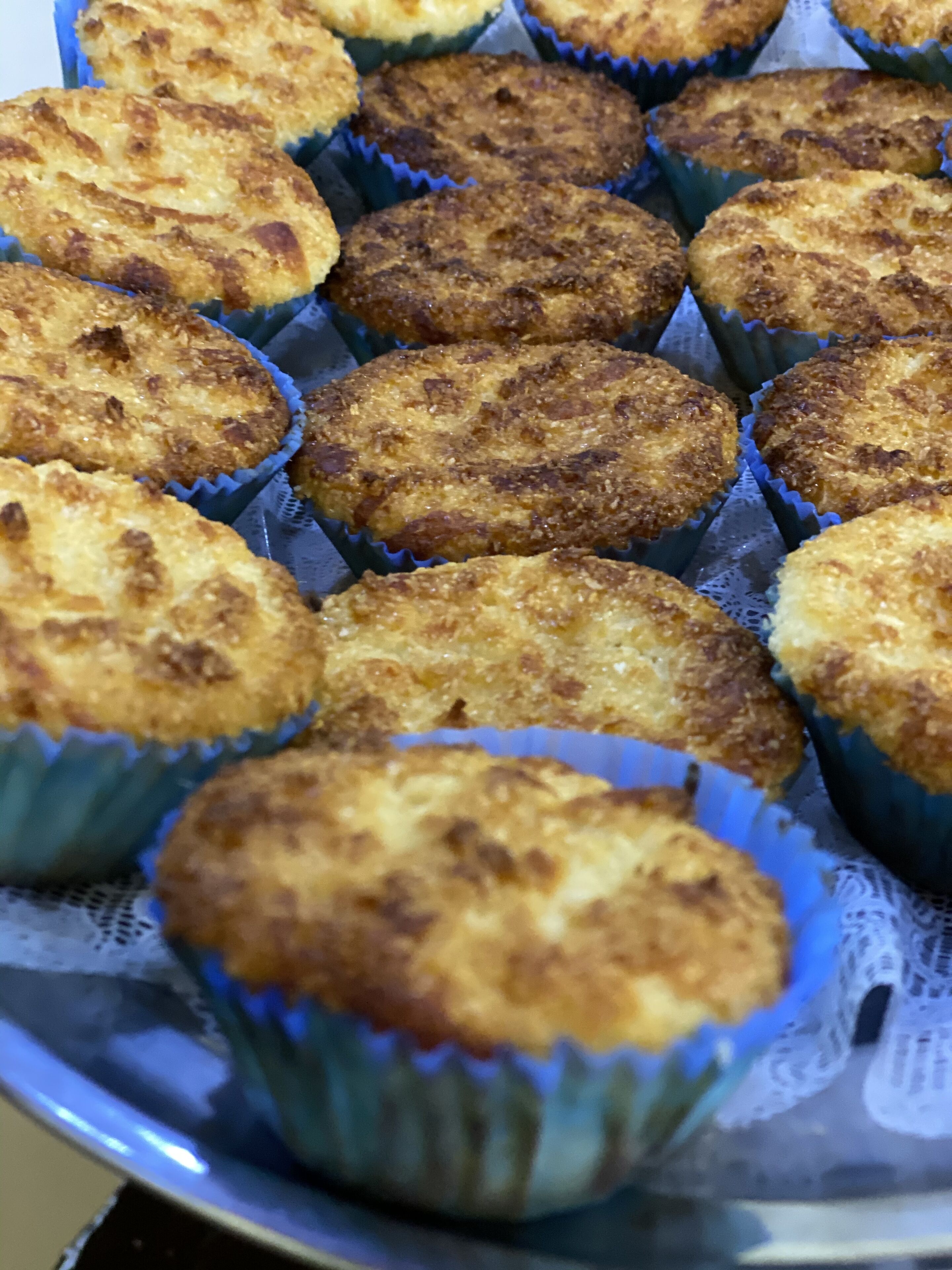 Een schaal muffins in papieren bakjes.