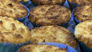Een schaal muffins in papieren bakjes.