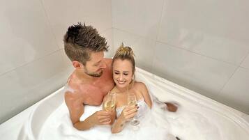 Quarto casal romântico | Banheiro | Secador de cabelo (mediante solicitação), toalhas de banho