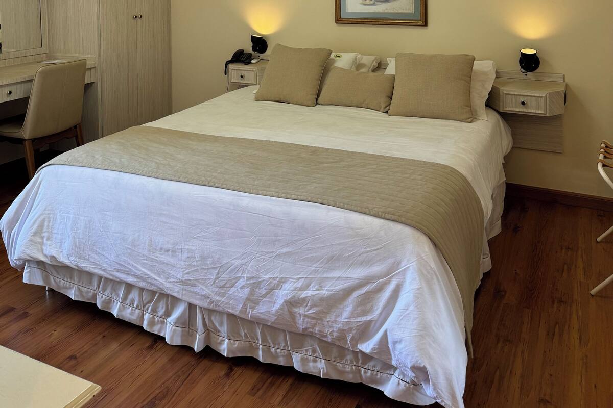 Premium Double Room | Minibar, WiFi (free), bed sheets