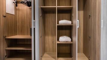 Un vestidor de madera con amplios estantes y espacio para colgar.