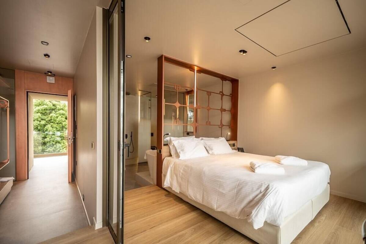 Premium bedding, pillowtop beds, minibar, in-room safe