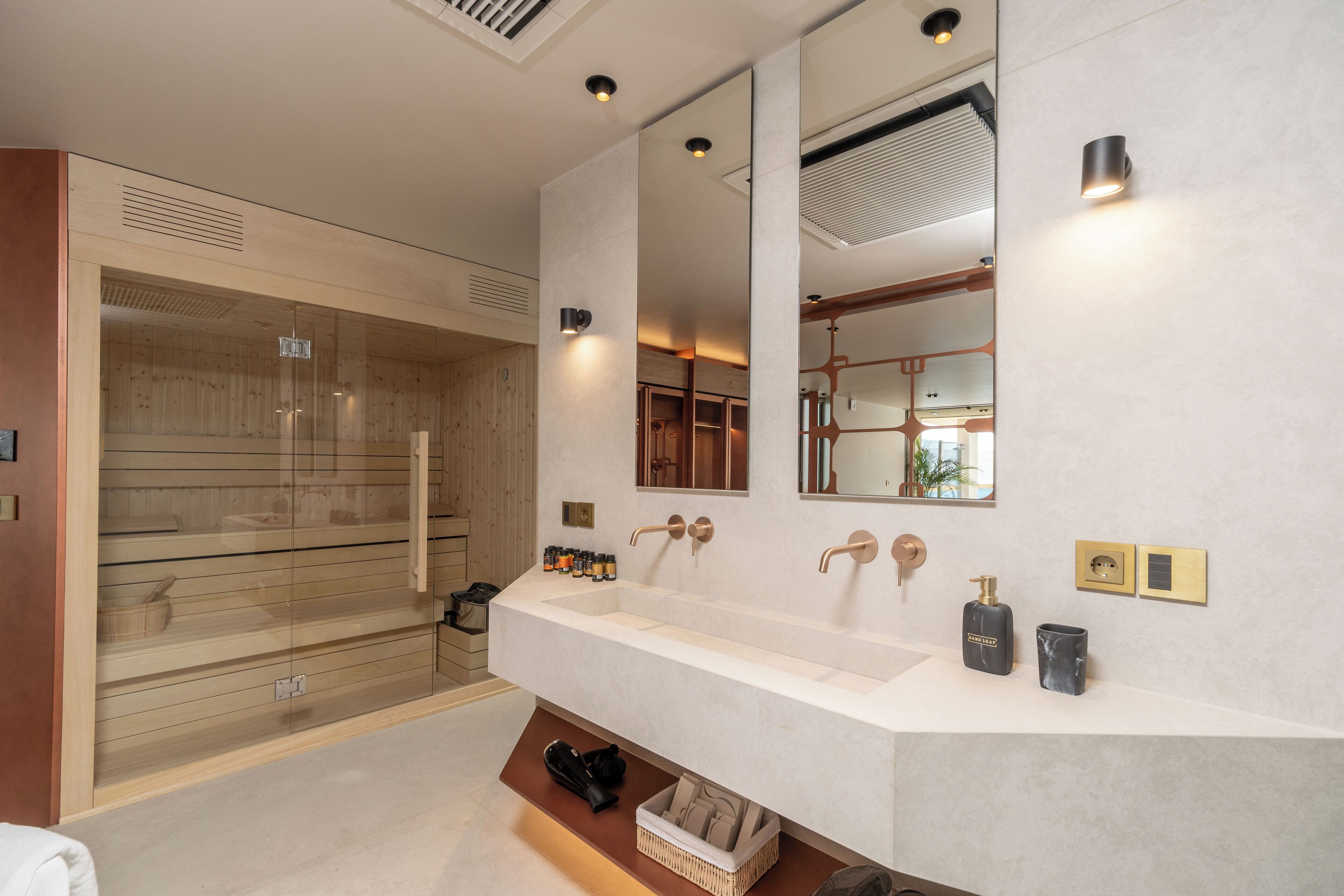 Un baño moderno con una bañera grande, un lavabo doble y un espejo amplio.