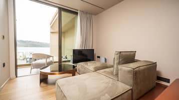 Oniros Suite | Ropa de cama de alta calidad, colchones con acolchado adicional, minibar