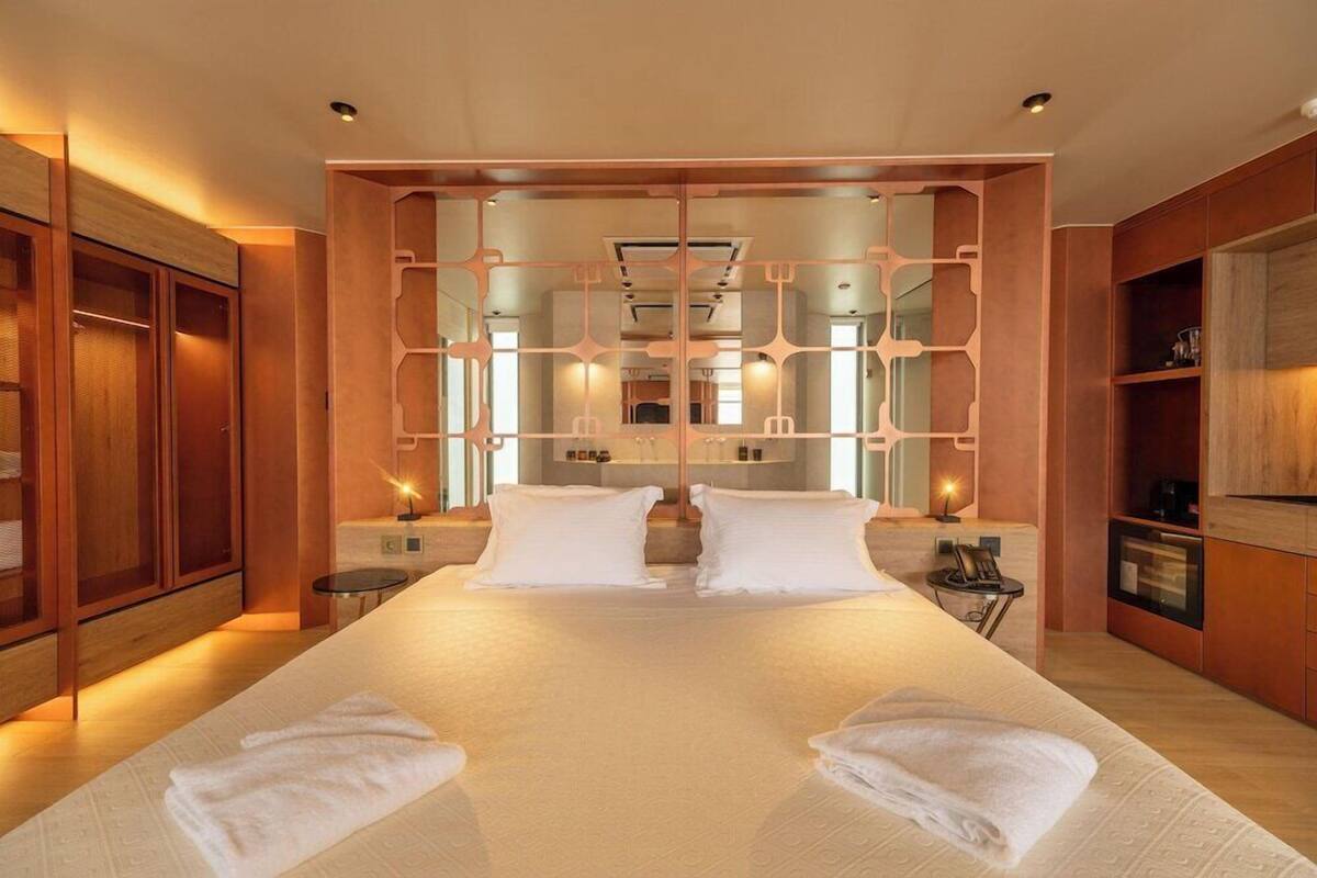 Premium bedding, pillowtop beds, minibar, in-room safe