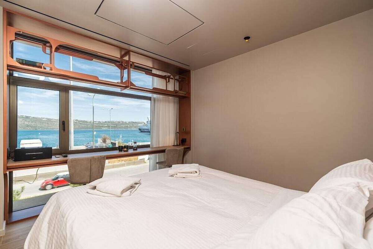 Premium bedding, pillowtop beds, minibar, in-room safe