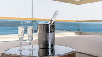 Oniros Prestige Suite Private pool | Premium bedding, pillowtop beds, minibar, in-room safe