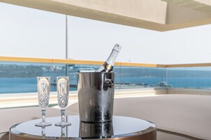 Ropa de cama de alta calidad, colchones con pillow-top y minibar 