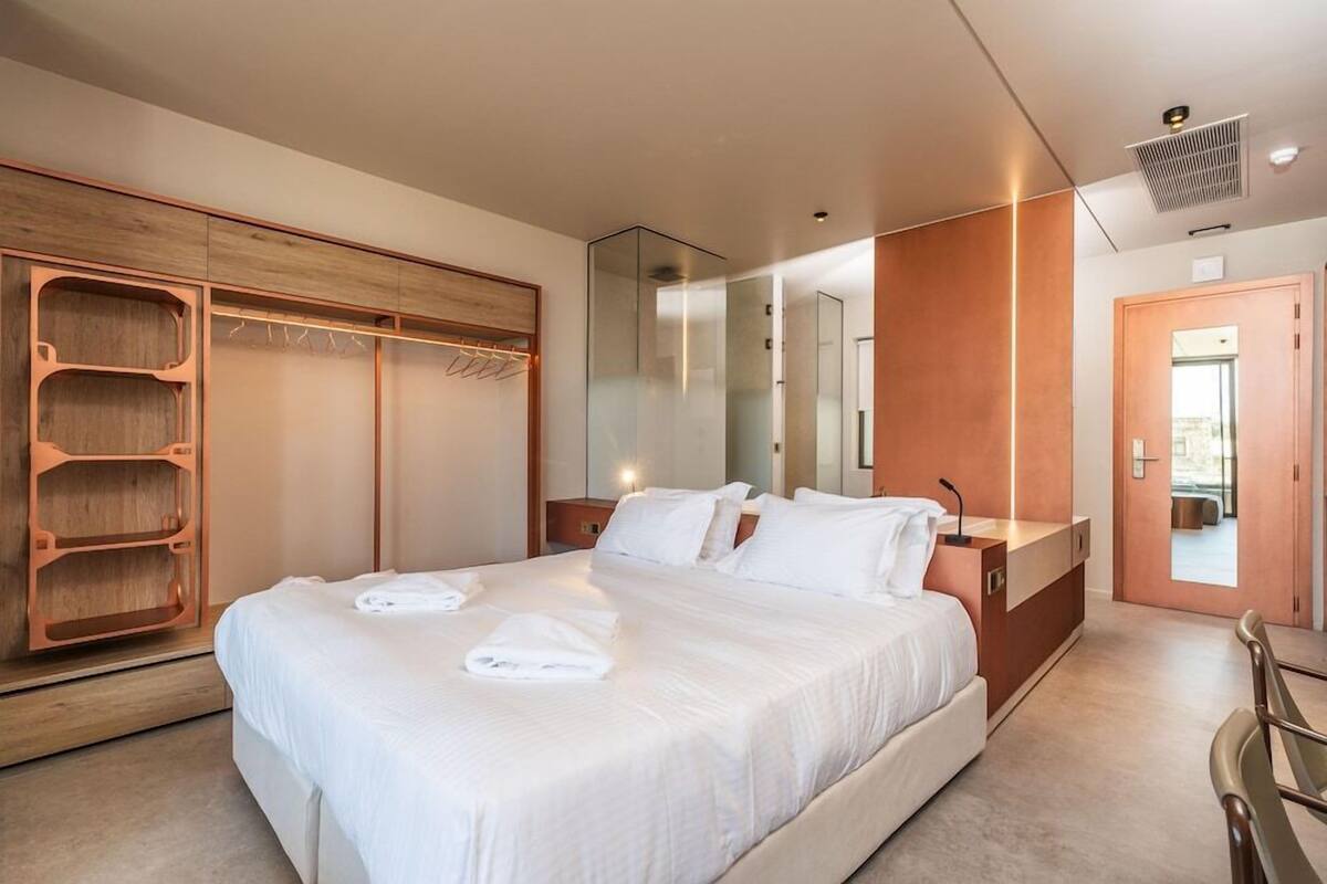 Premium bedding, pillowtop beds, minibar, in-room safe