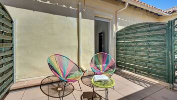 Chambre Double, patio | Coffres-forts dans les chambres, bureau