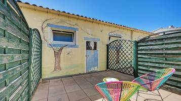 Chambre Double, patio | Coffres-forts dans les chambres, bureau